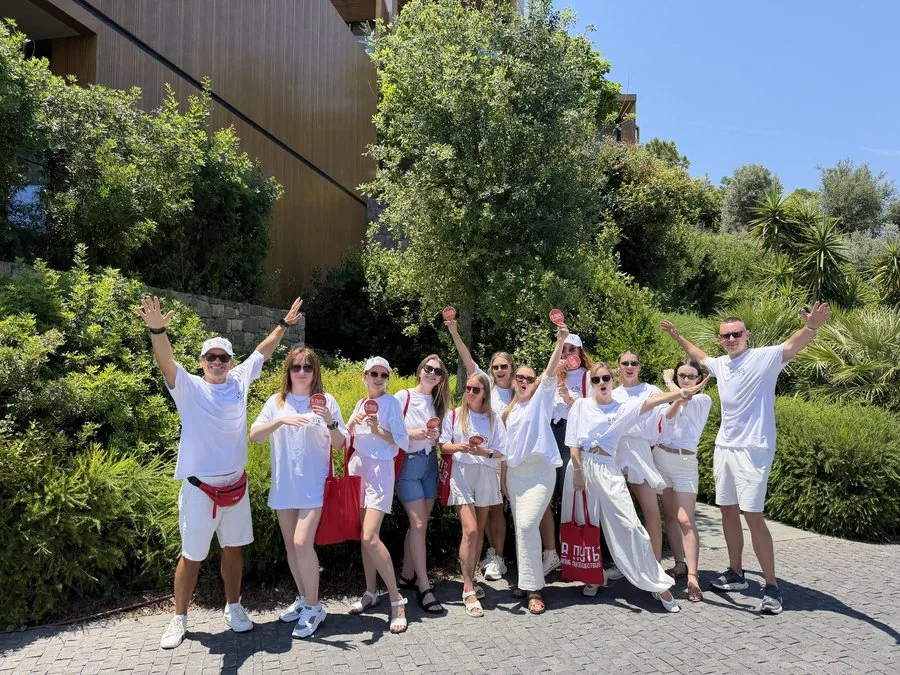 Вся команда В ПУТЬ на групповом фото на курорте